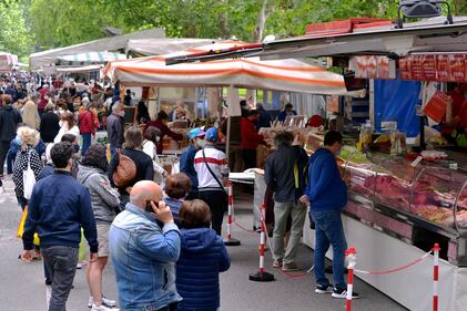 Gente accalcata ai mercati aperti a Milano in pieno coronavirus 8