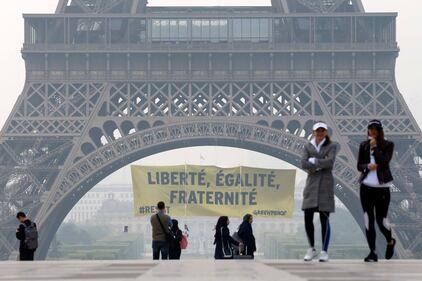 E anche Greenpeace attacca la Le Pen a Parigi 9