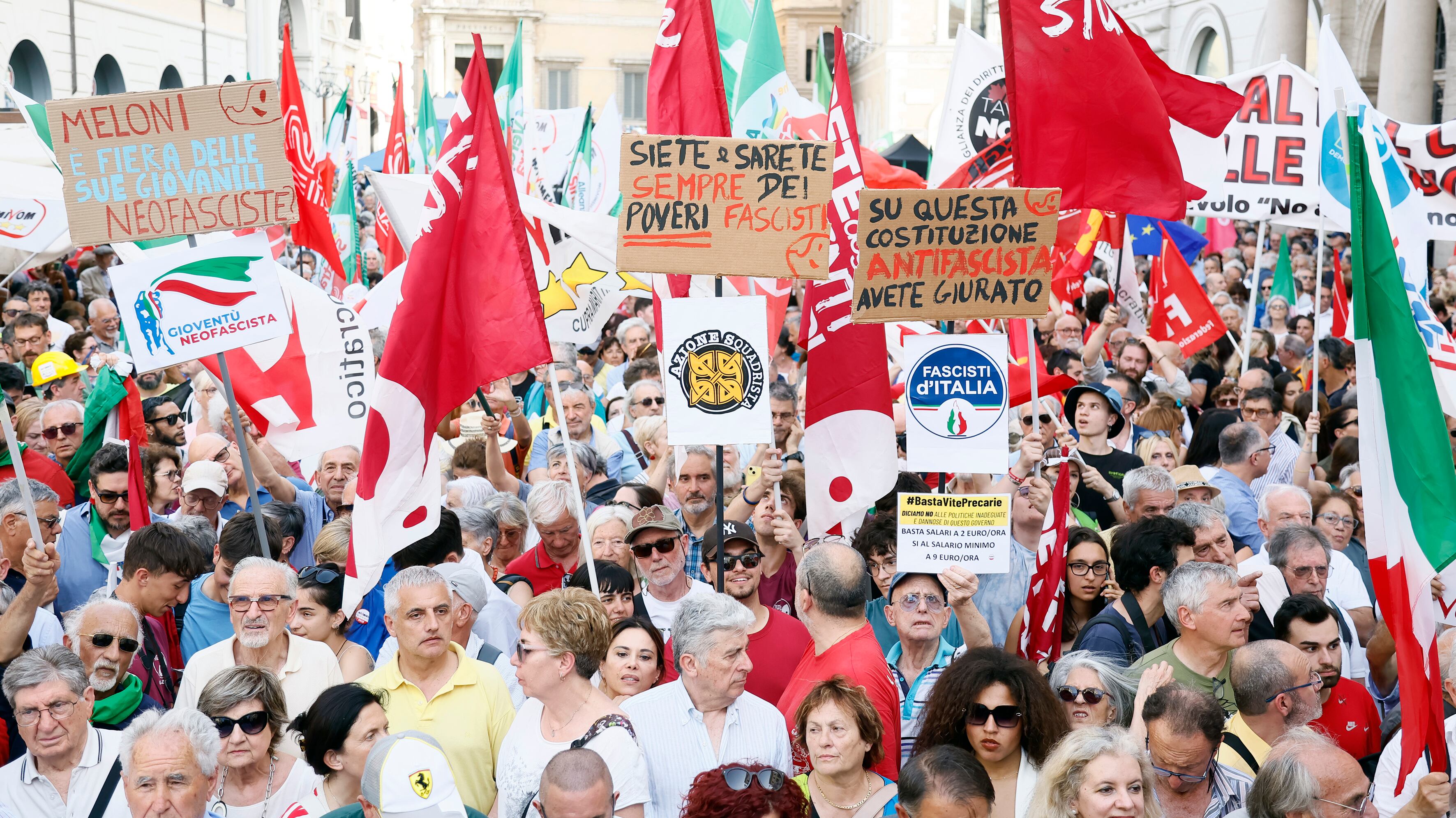 "Dittatori". "Poveri fascisti". La piazza anti-riforme della sinistra sforna solo insulti