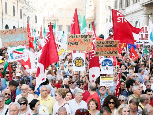 "Dittatori". "Poveri fascisti". La piazza anti-riforme della sinistra sforna solo insulti