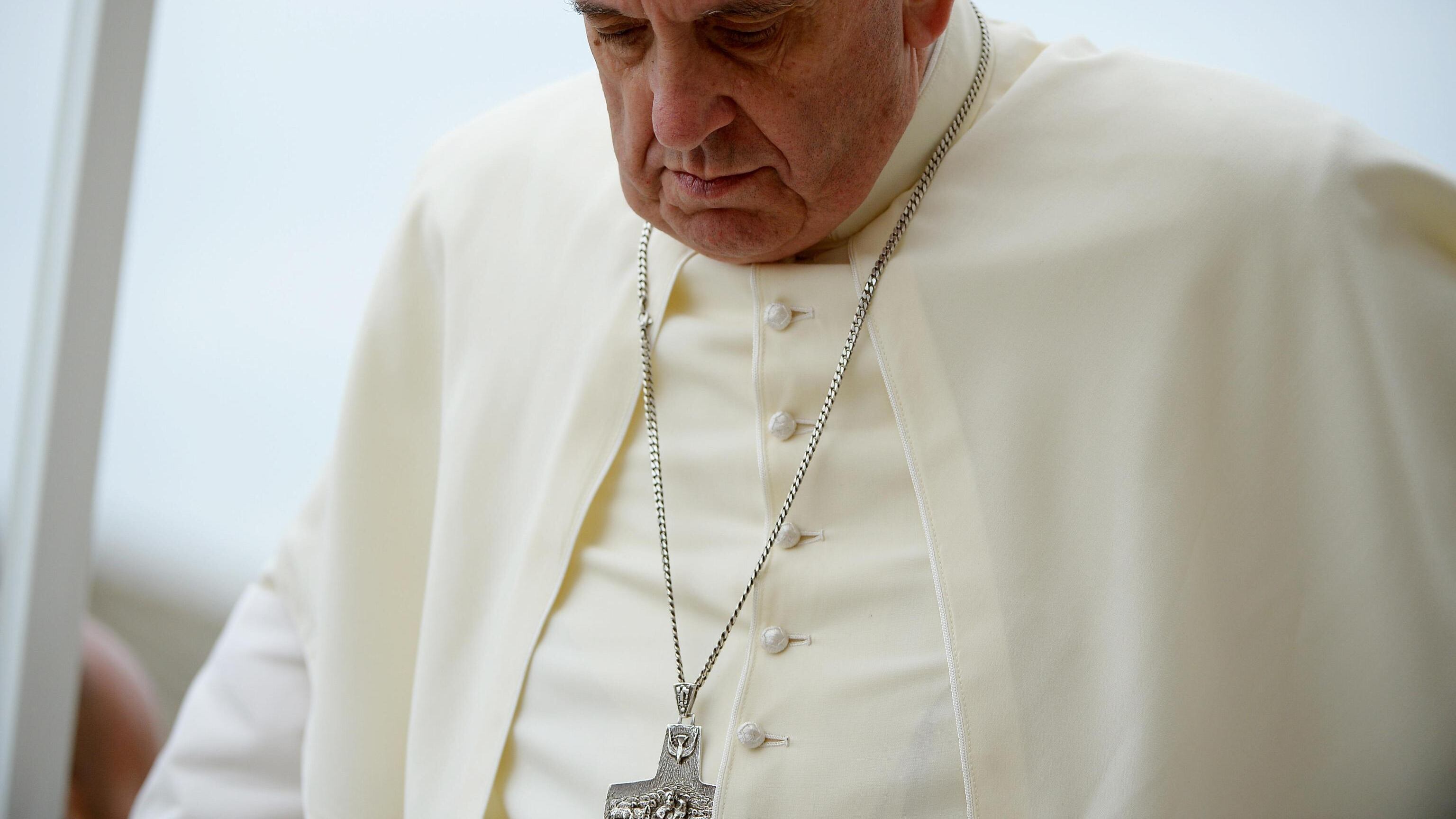 Il Papa ai mafiosi: "Convertitevi, ve lo chiedo in ginocchio"