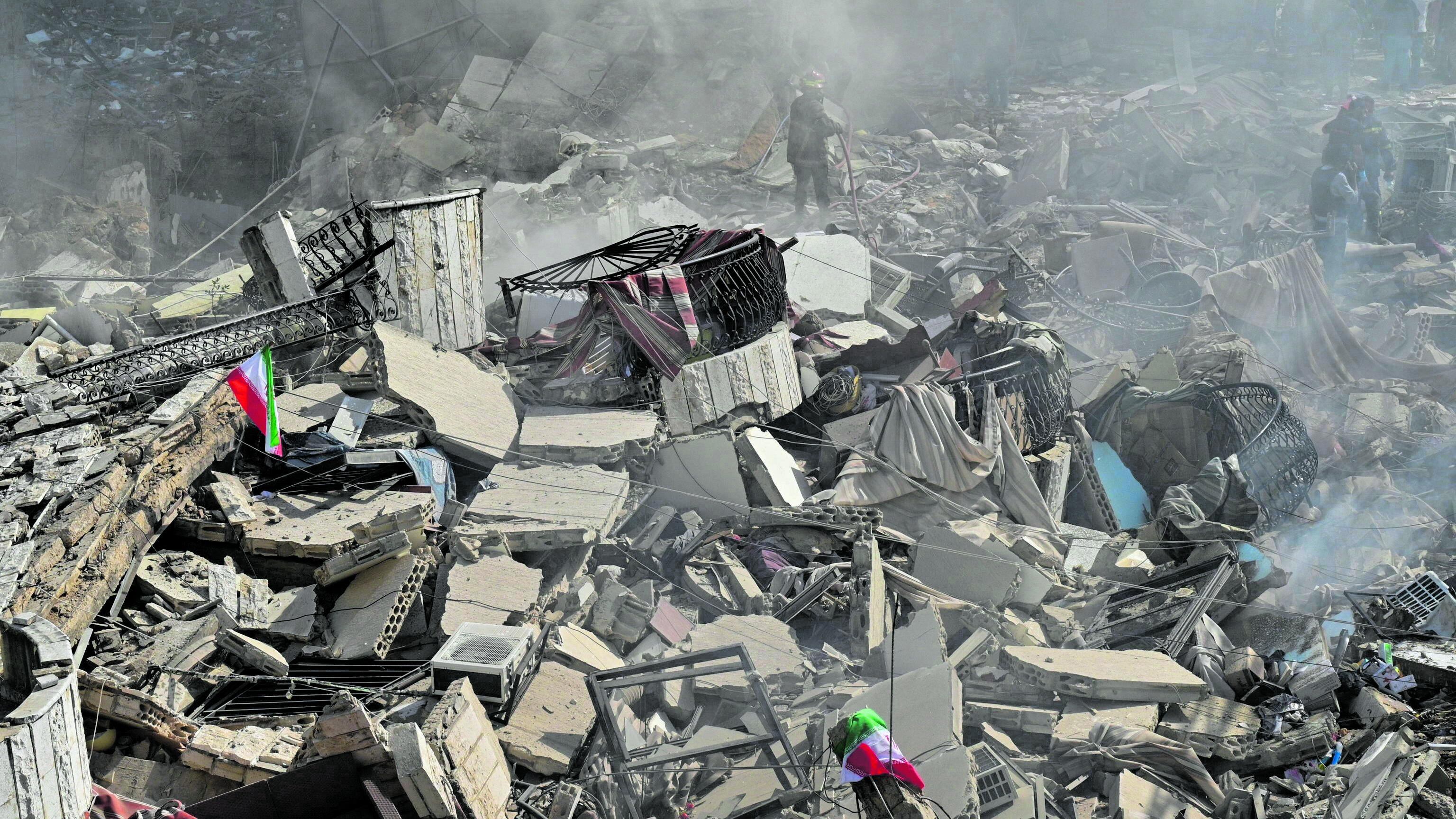 Israele torna a colpire Beirut. I palestinesi contro Hamas