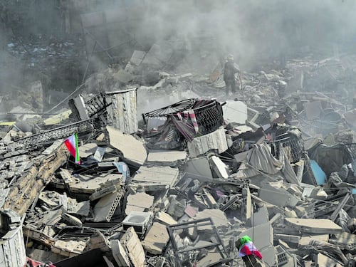 Israele torna a colpire Beirut. I palestinesi contro Hamas