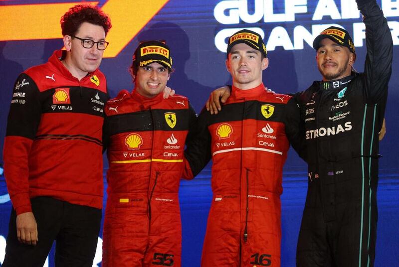 Mattia Binotto insieme a Sainz, Leclerc e Hamilton. Bahrain, 2022