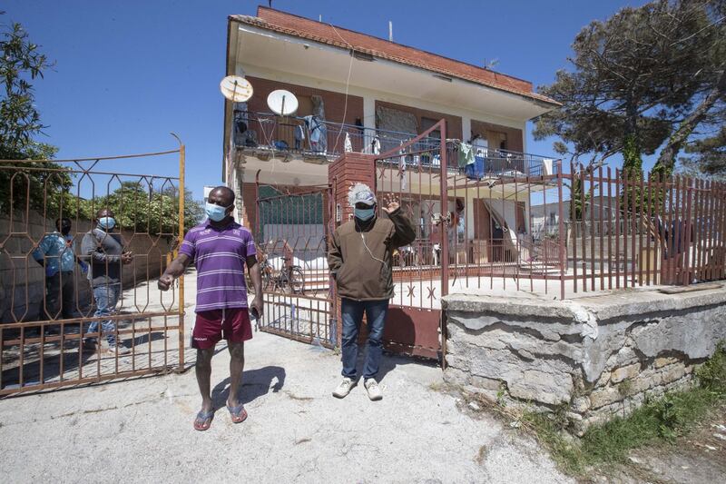 Migranti a Castel Volturno (La Presse)