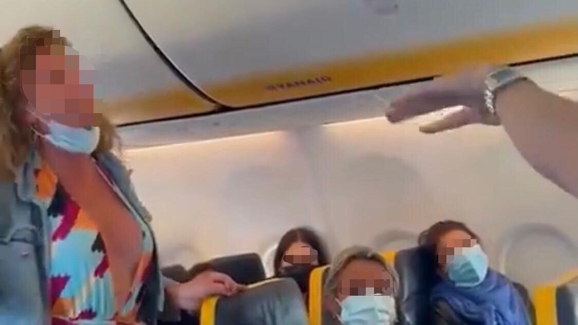 Scatta la denuncia: cosa è successo alla "ragazza dell'aereo" dopo il volo