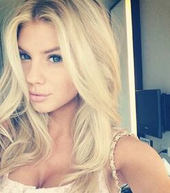 Le curve esplosive di Charlotte McKinney catturano l'attenzione 7