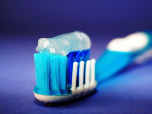 Quanto dentifricio serve per lavarsi bene i denti