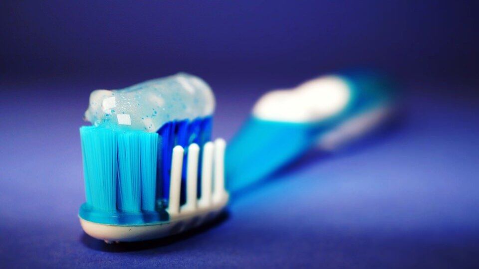Quanto dentifricio serve per lavarsi bene i denti
