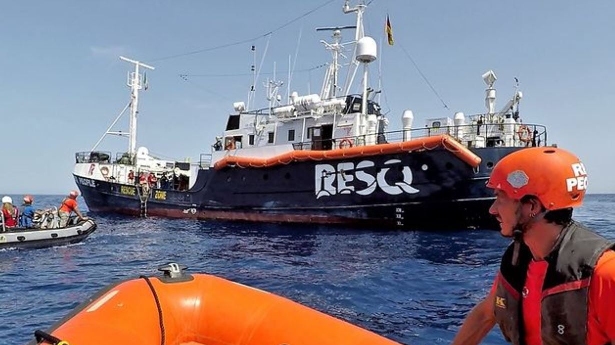 "Vi ammiro". Roger Waters finanzia l'Ong che recupera i migranti in mare