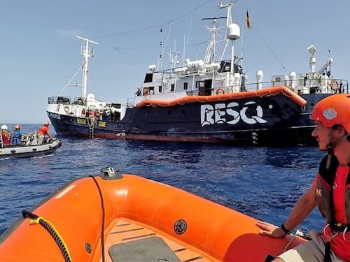 "Vi ammiro". Roger Waters finanzia l'Ong che recupera i migranti in mare