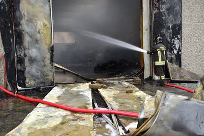 Maxi incendio in un deposito di rifiuti speciali 1