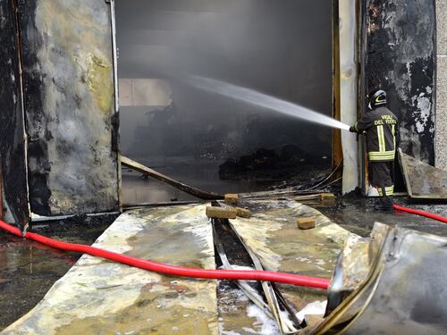 Maxi incendio in un deposito di rifiuti speciali