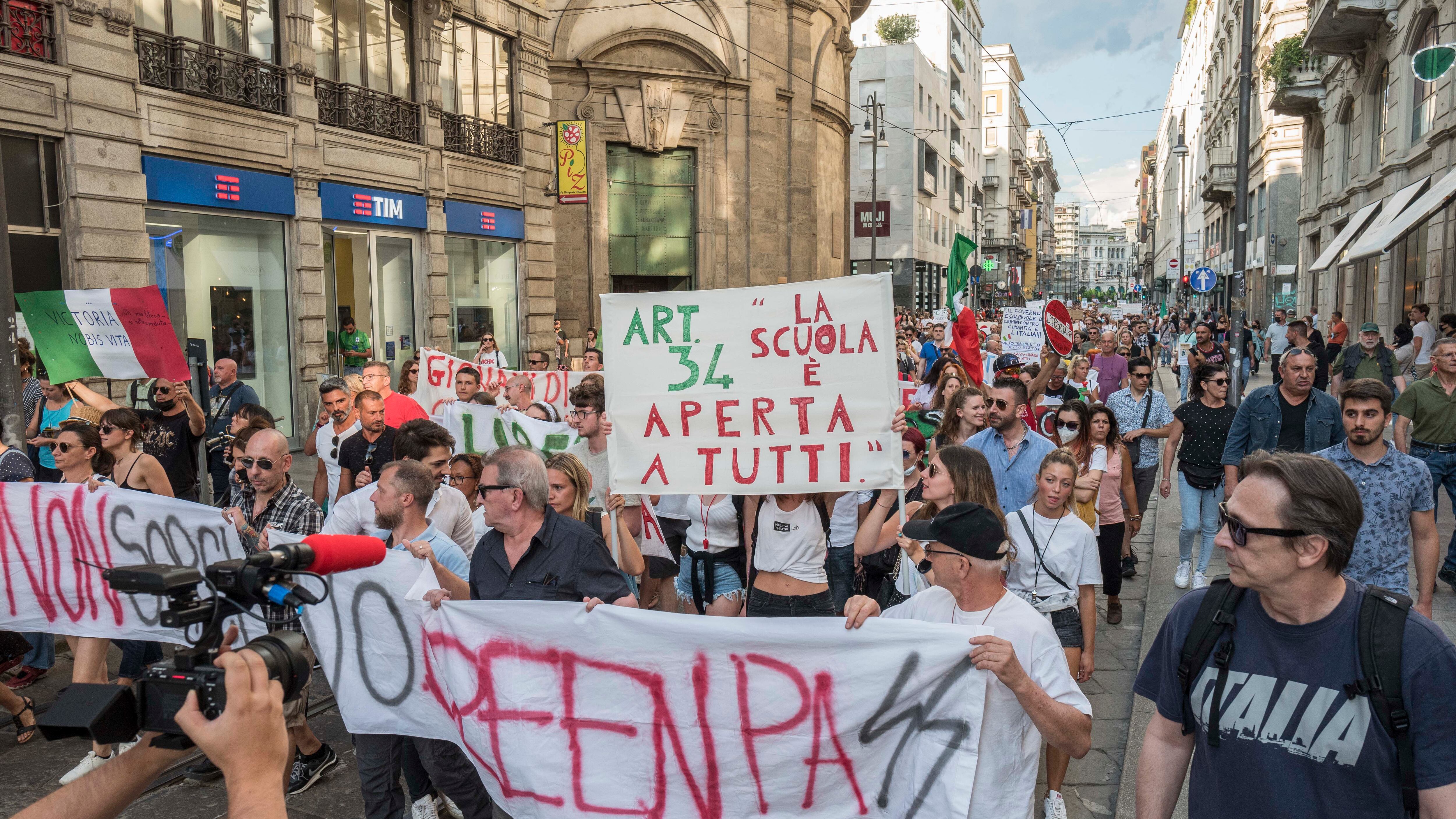 Non si lotta per la libertà calpestandola