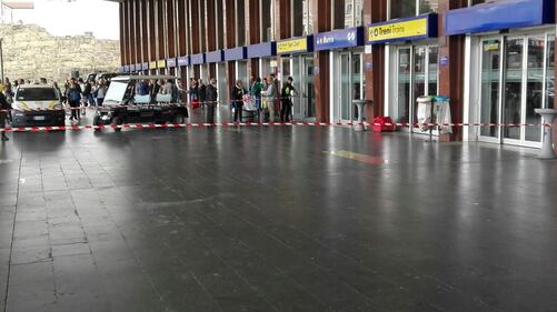 Allarme bomba a Termini per un borsone abbandonato 4