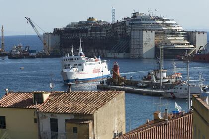 La Concordia verso Genova 12