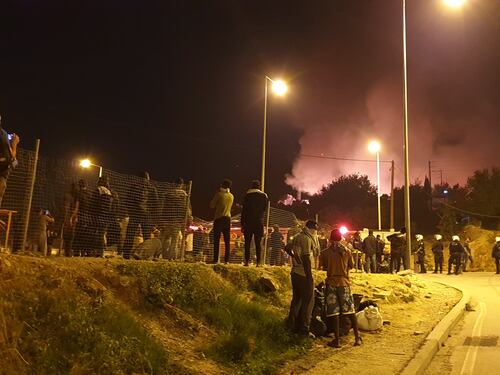 L'incendio nel campo migranti di Samos