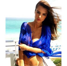 Emily Ratajkowski nuda e sexy su un cavallo: foto 40