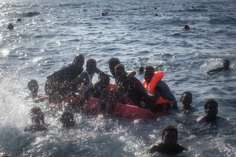Migranti, naufraga un barcone al largo della Libia 3