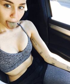 Miley Cyrus completamente nuda su V Magazine 15