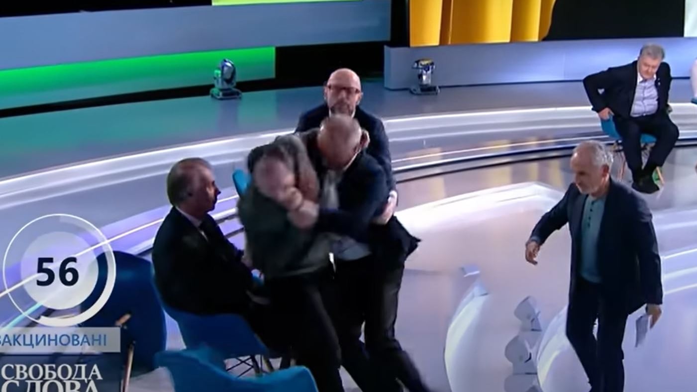 Lo scontro Mosca-Kiev finisce in Tv: rissa tra il giornalista e il politico filorusso
