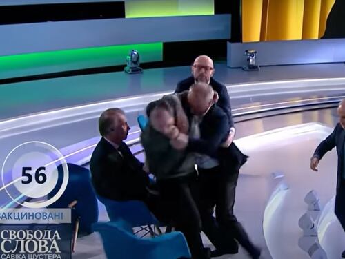 Lo scontro Mosca-Kiev finisce in Tv: rissa tra il giornalista e il politico filorusso
