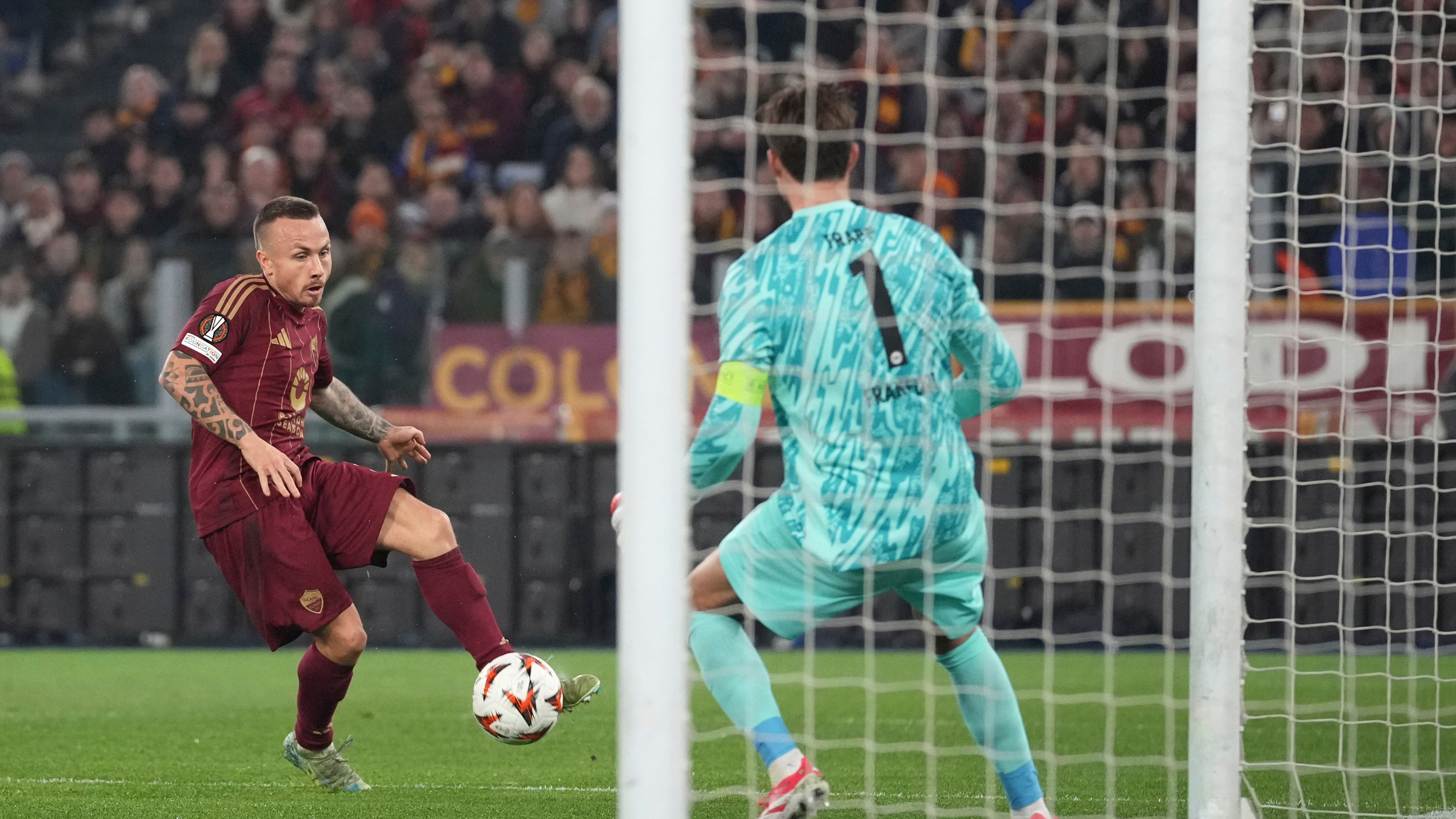 Roma, 2 gol all’Eintracht per i playoff. Rischio Ferencvaros o Porto nell’urna
