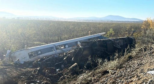 Spagna, scontro tra due treni alta velocità sulla linea Madrid-Siviglia: almeno 39 morti e diversi feriti