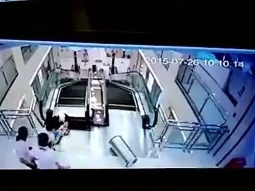 Dramma al centro commerciale: donna muore sulle scale mobili