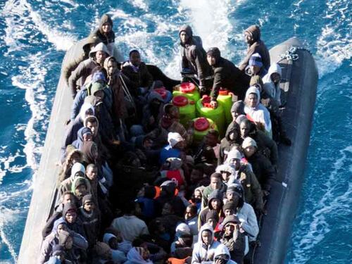 Libia, un barcone alla deriva: Tripoli salva i migranti a bordo