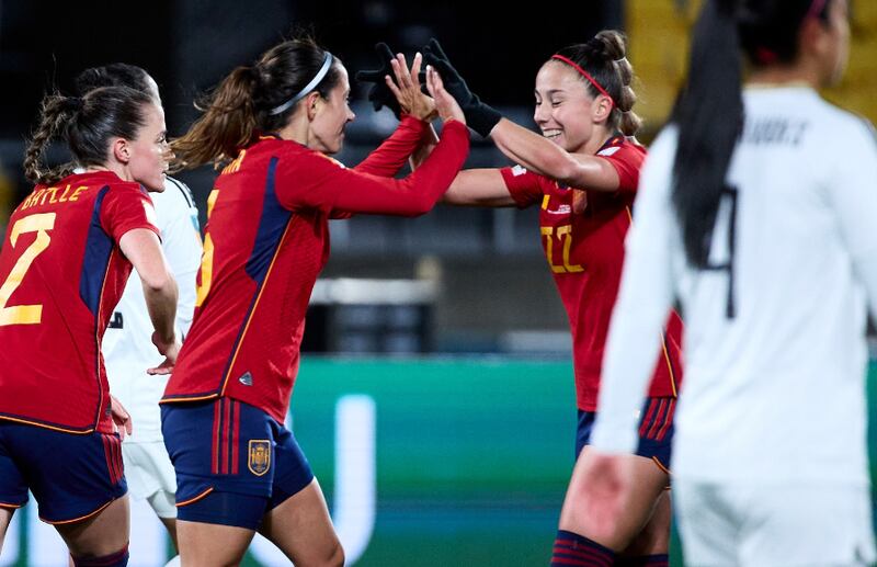 Il colpo di classe di Aitana Bonmatí celebrato con la compagna Athenea del Castillo (via Fifa)