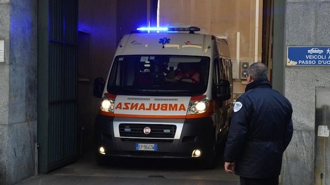 Salerno, panico per esplosione di una bomba carta all’ospedale