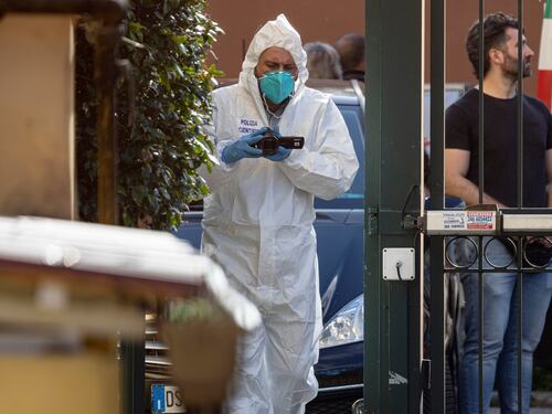 "Sangue ovunque, uccisa sul pianerottolo". Il racconto choc degli omicidi a Prati