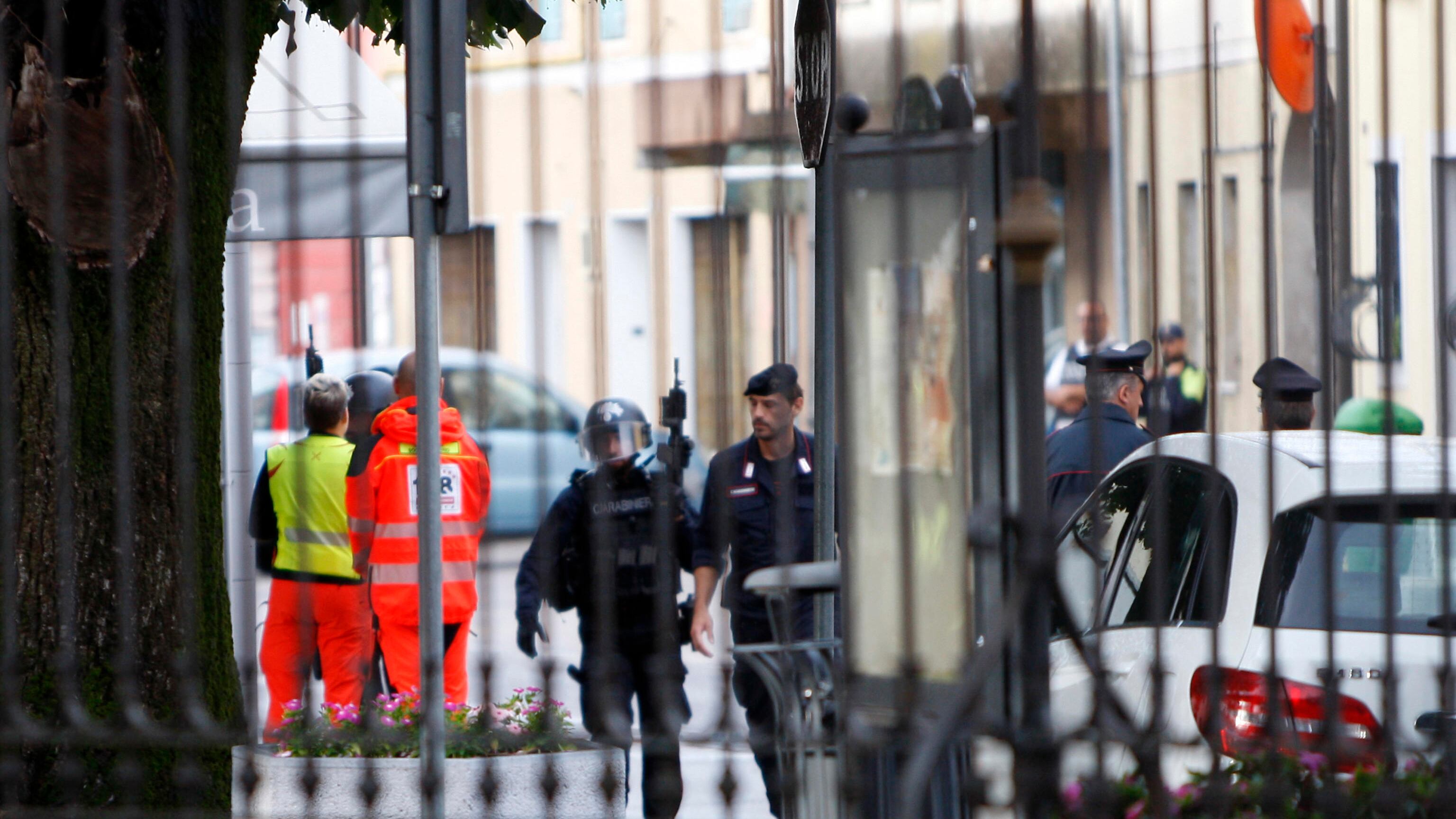 L'ex militare terrorizza il suo paese: si asserraglia nella casa piena di armi