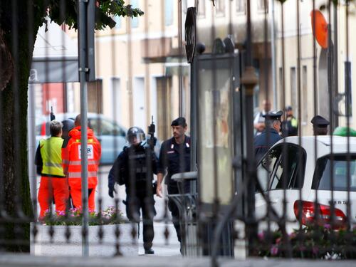 L'ex militare terrorizza il suo paese: si asserraglia nella casa piena di armi