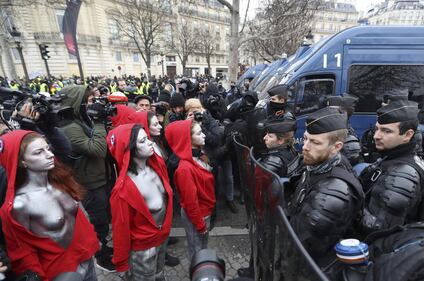 Gilet gialli, anche un gruppo di "Marianne" sfilano a Parigi 3