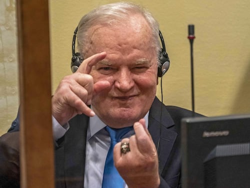 Morto Ratko Mladić, chi era il “macellaio di Bosnia” condannato per il genocidio di Srebrenica
