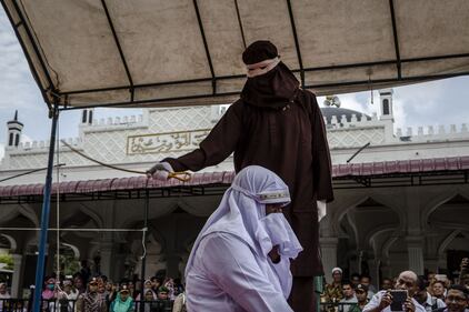 "Ha infranto la sharia". Donna bastonata in pubblico 2