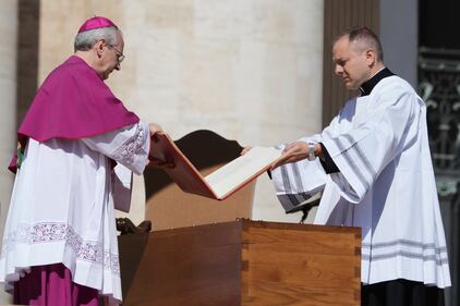 Il feretro in piazza San Pietro 2