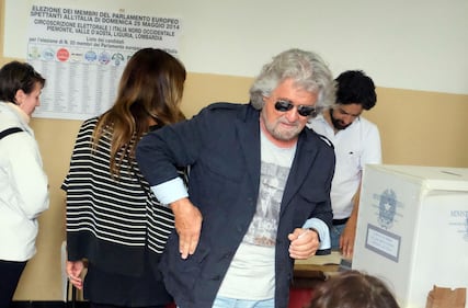 Grillo va a votare al seggio di Sant'Ilario 3