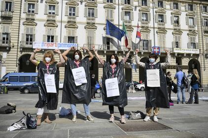 Torino, la protesta degli infermieri con striscione davanti alla Regione Piemonte. 7