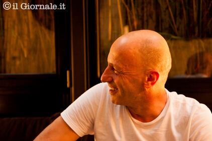 Ore 8:00 l'attesa del direttore Alessandro Sallusti a casa 2