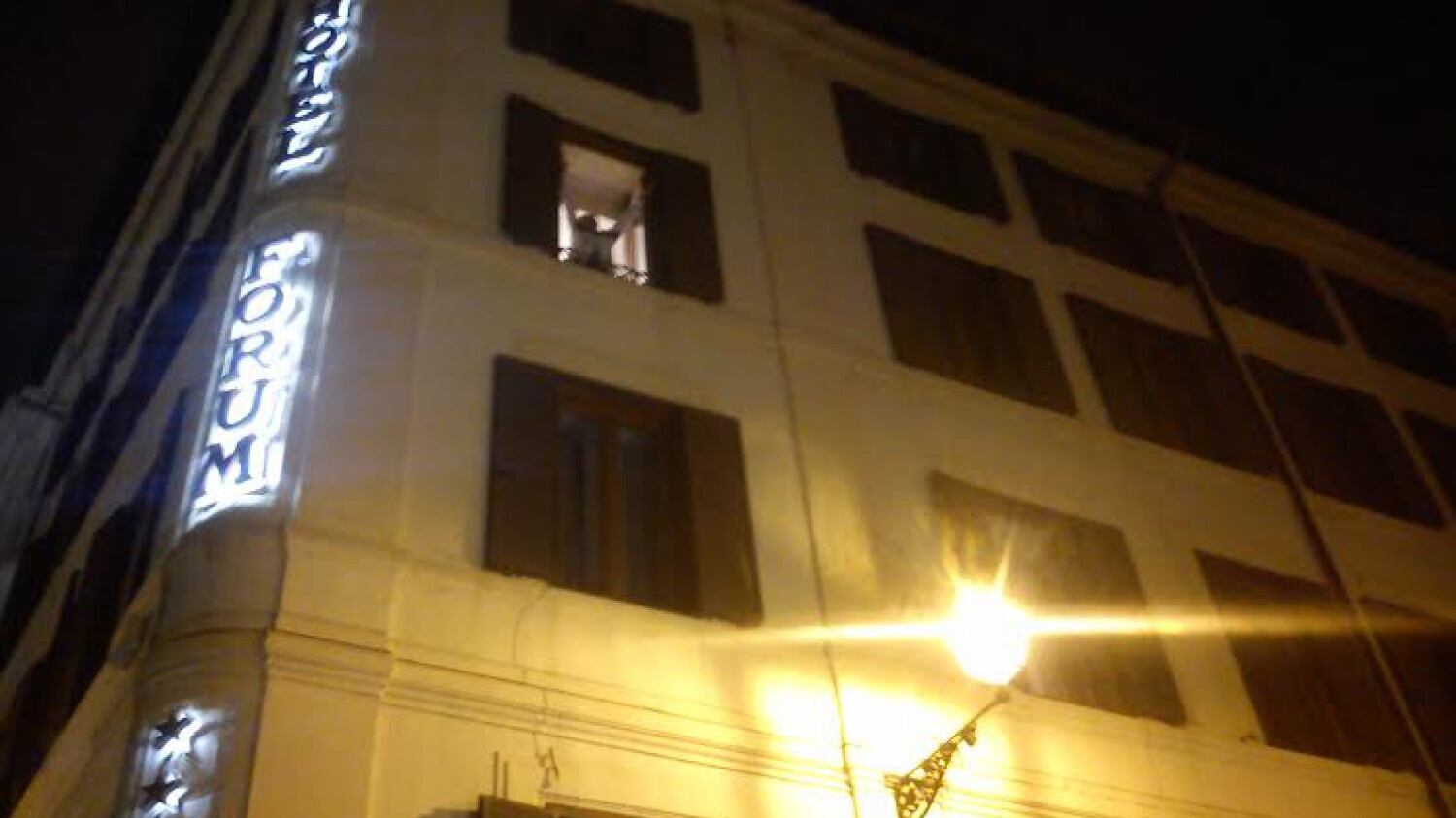 Lo show di Grillo dal balcone: appendino e braccia al cielo