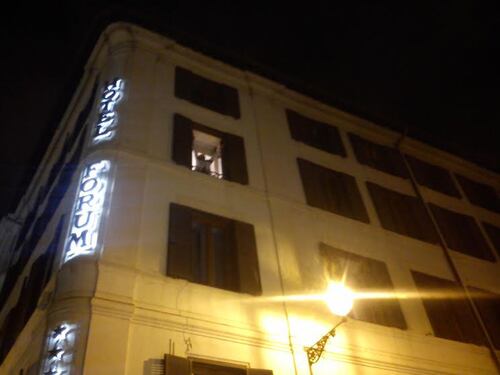 Lo show di Grillo dal balcone: appendino e braccia al cielo