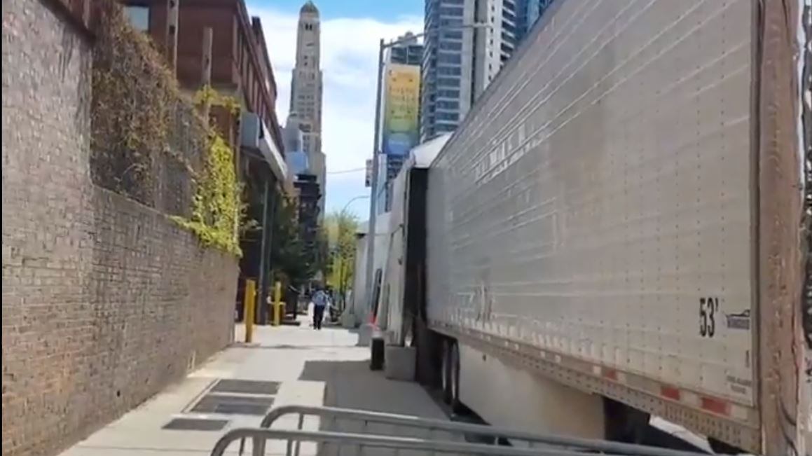 New York, i camion frigo pieni di cadaveri Covid