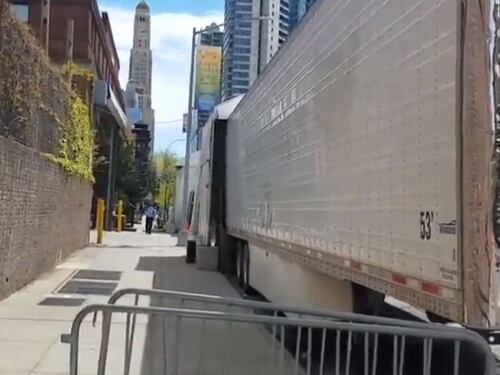 New York, i camion frigo pieni di cadaveri Covid