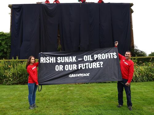Il blitz contro Sunak e le proteste: guerra aperta tra Londra e Greenpeace