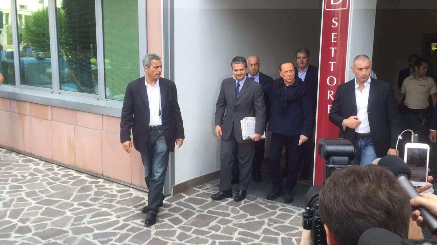 Berlusconi dimesso dal San Raffaele: torna a casa dopo l'intervento