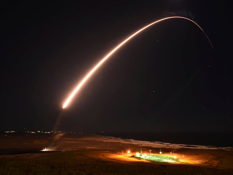 Il Pentagono accelera sulle armi a lungo raggio “low cost”