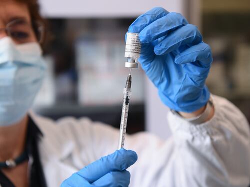 Vaccini, via alla terza dose: calendario mese per mese